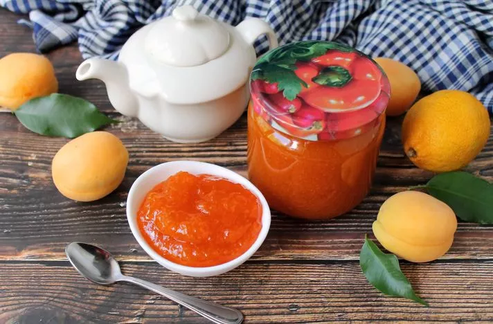 Apricot jam with lemon