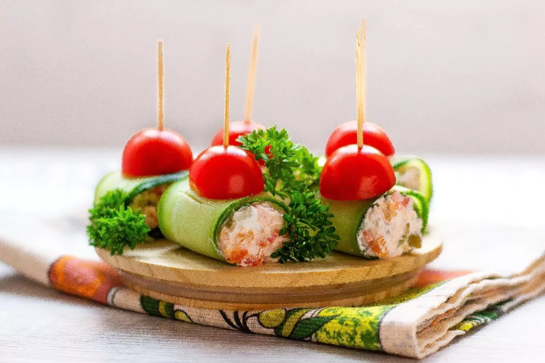 Cucumber rolls with filling