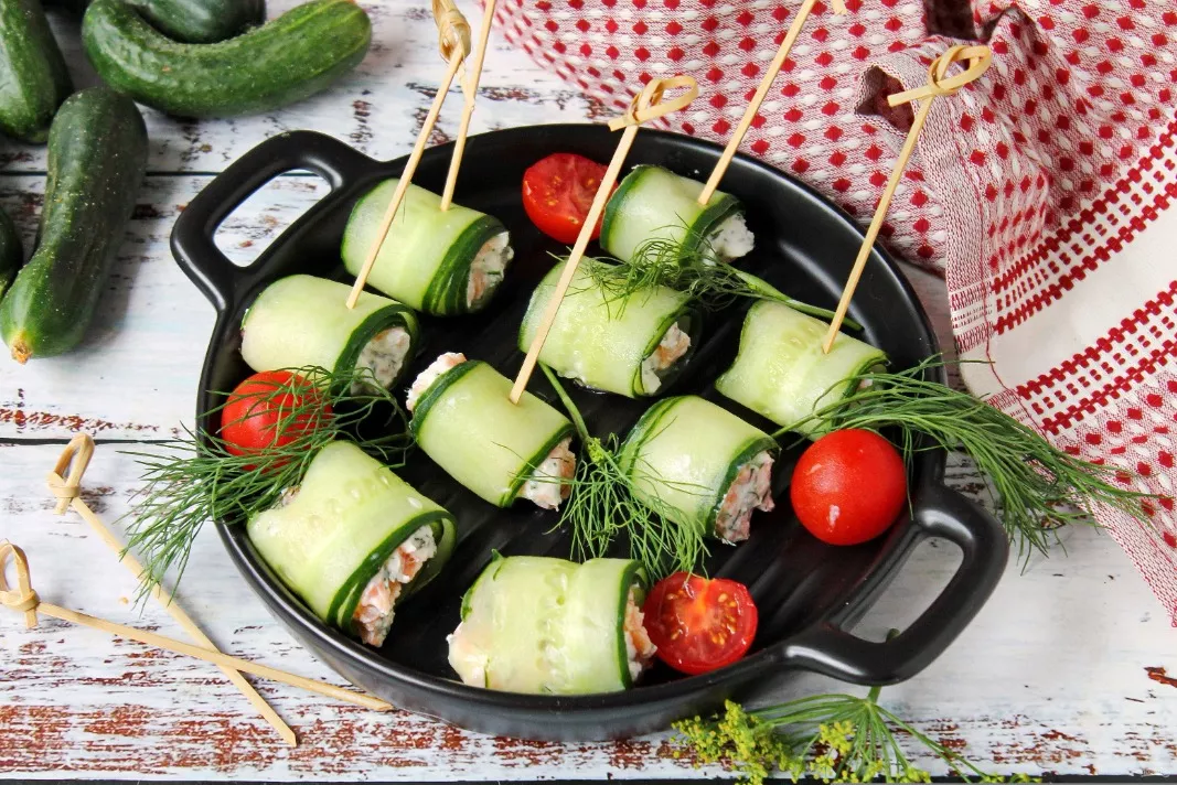 Cucumber rolls with cottage cheese and red fish