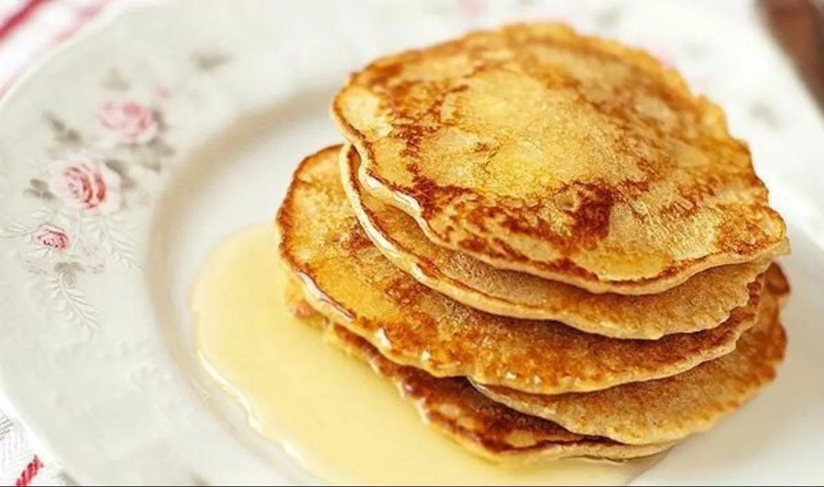 Oatmeal pancakes with apple