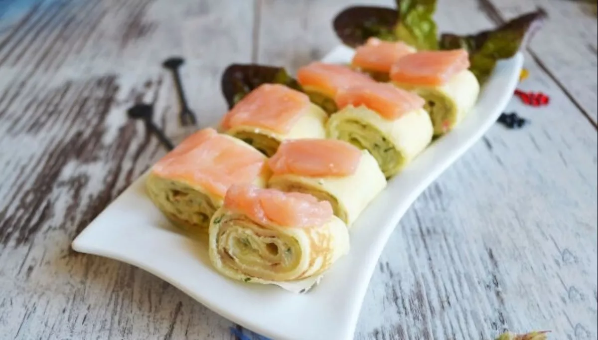 Pancake rolls with crab cream