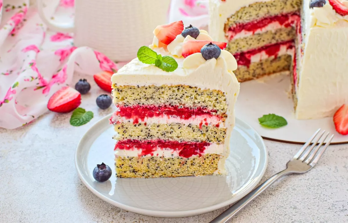 Strawberry poppy cake