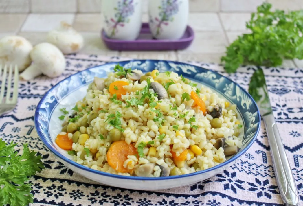 Bulgur with mushrooms, corn and green peas