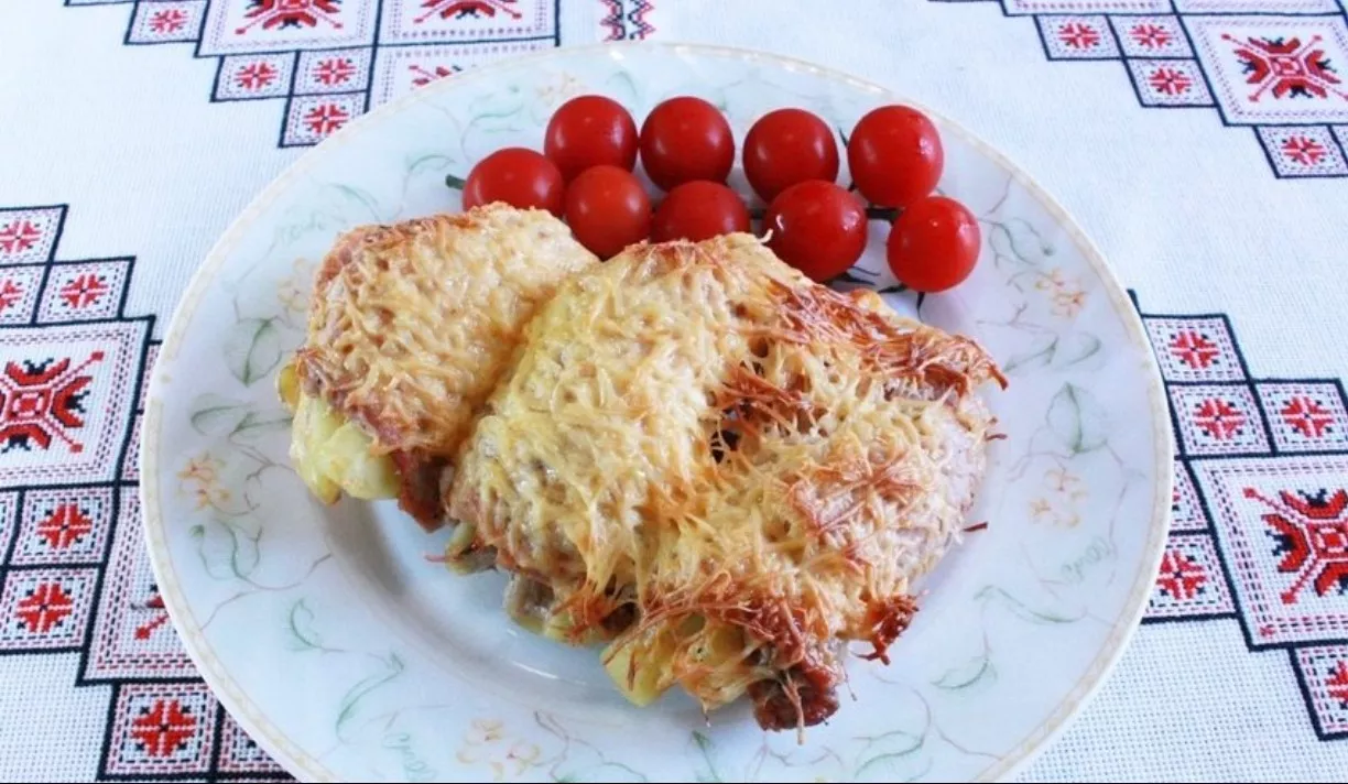 Potatoes baked with pork and cheese