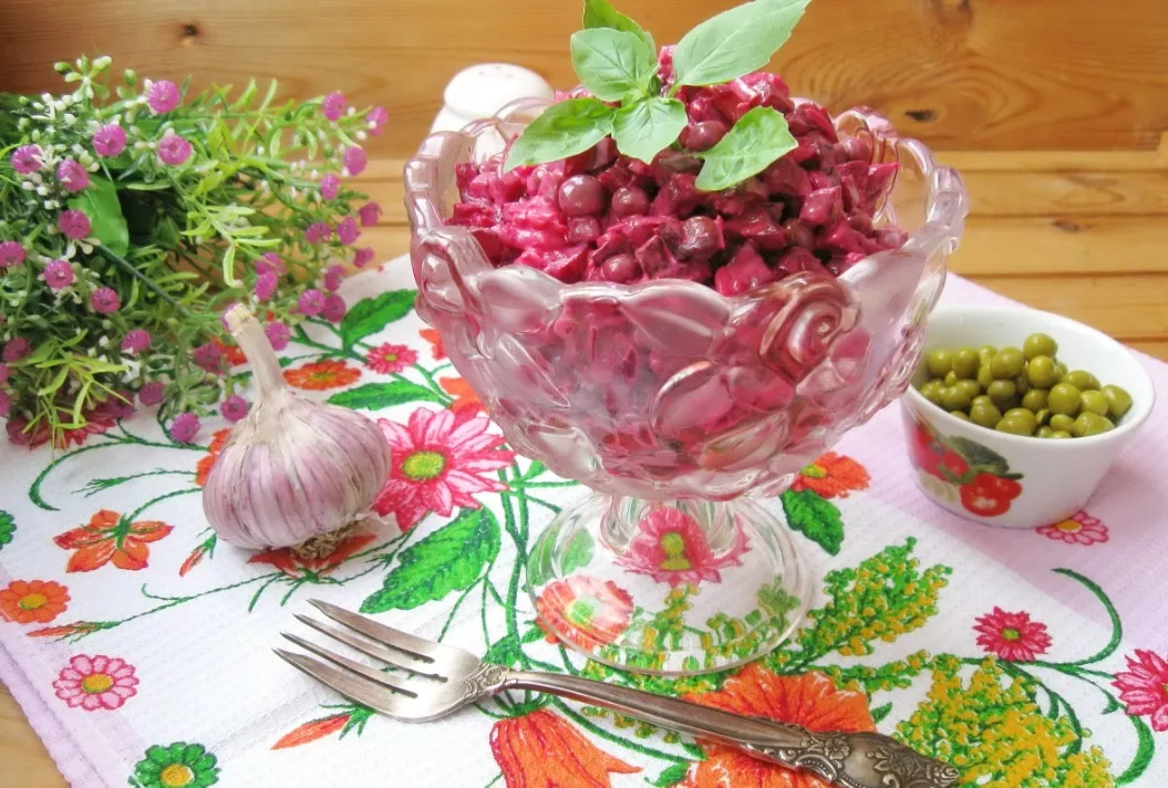 Beetroot salad with green peas