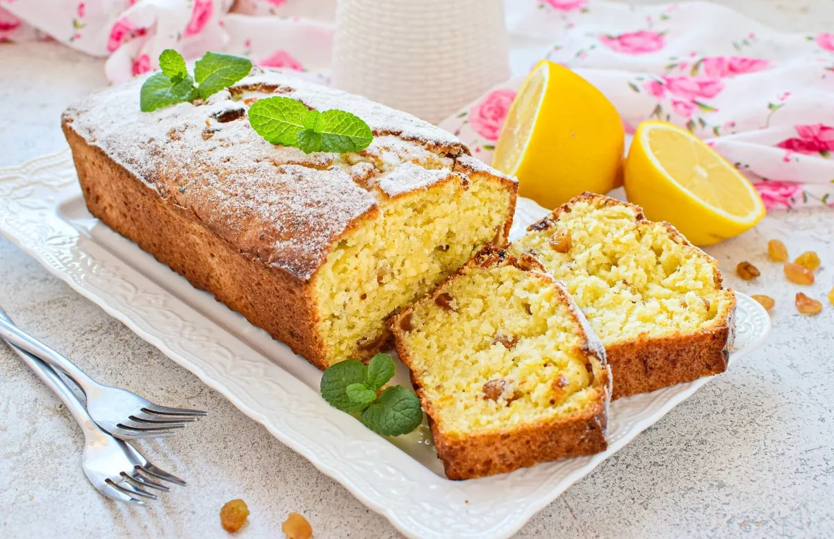 Lemon curd cake with raisins