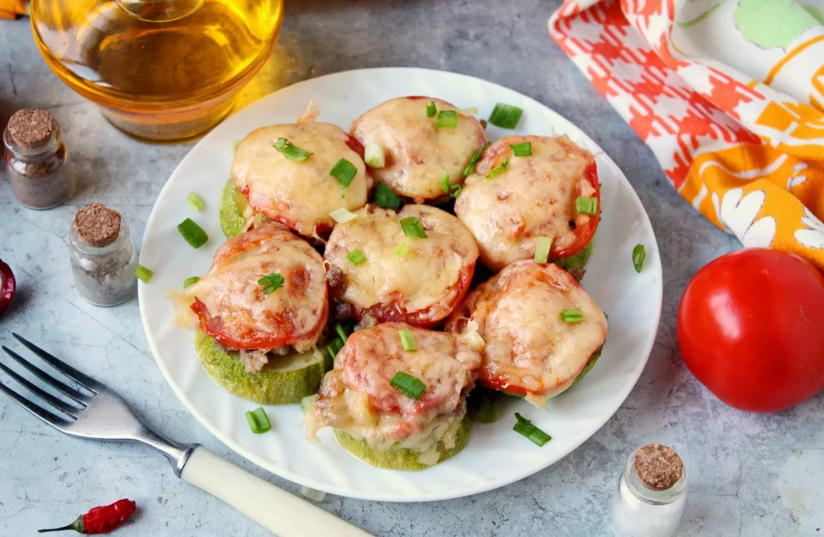 Zucchini in the oven with tomatoes, minced meat and cheese slices