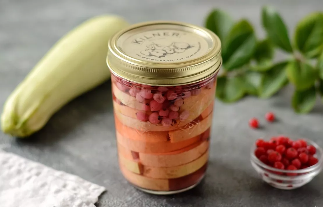 Zucchini with red currants for the winter