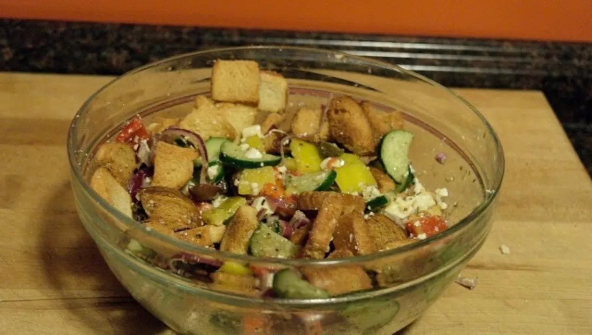 Vegetable salad with croutons