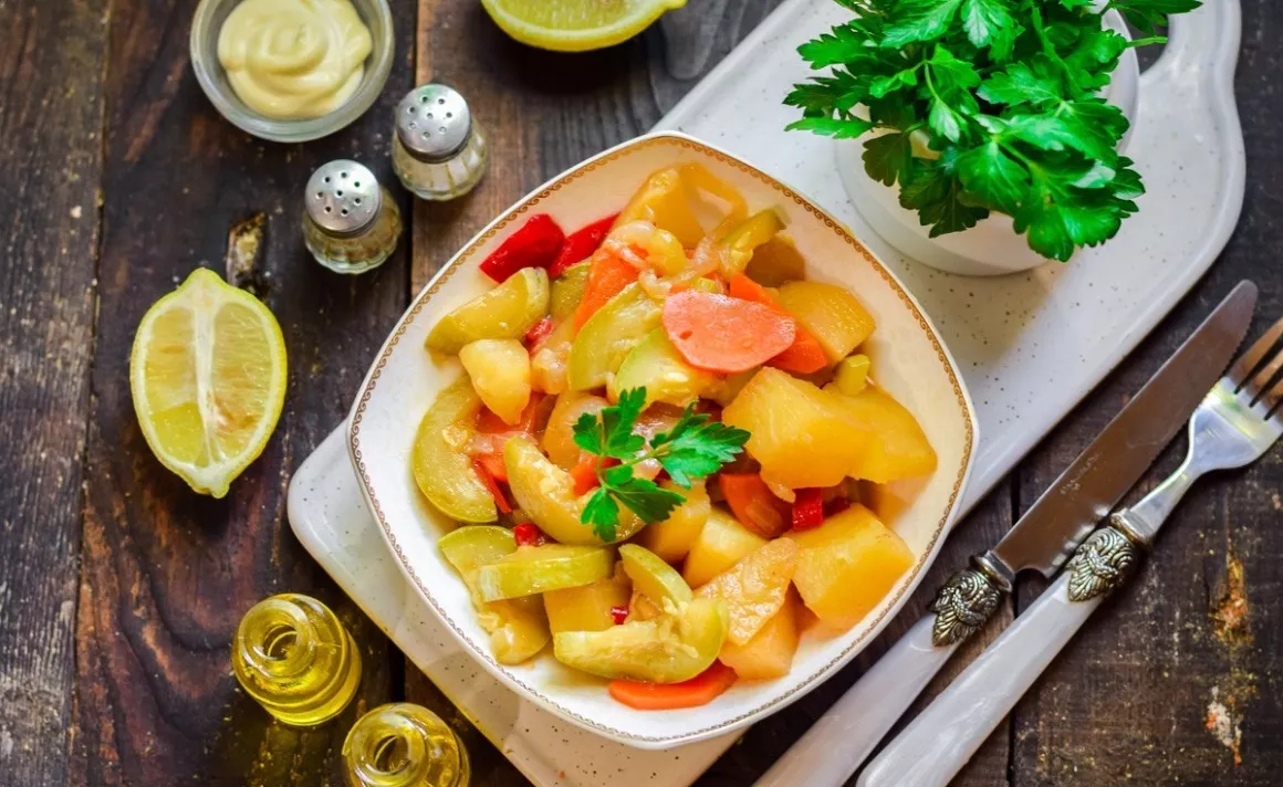 Vegetable stew with zucchini and bell pepper