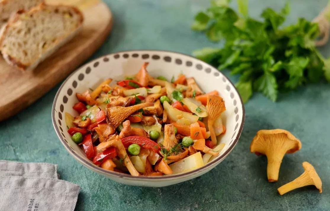 Vegetable stew with chanterelles