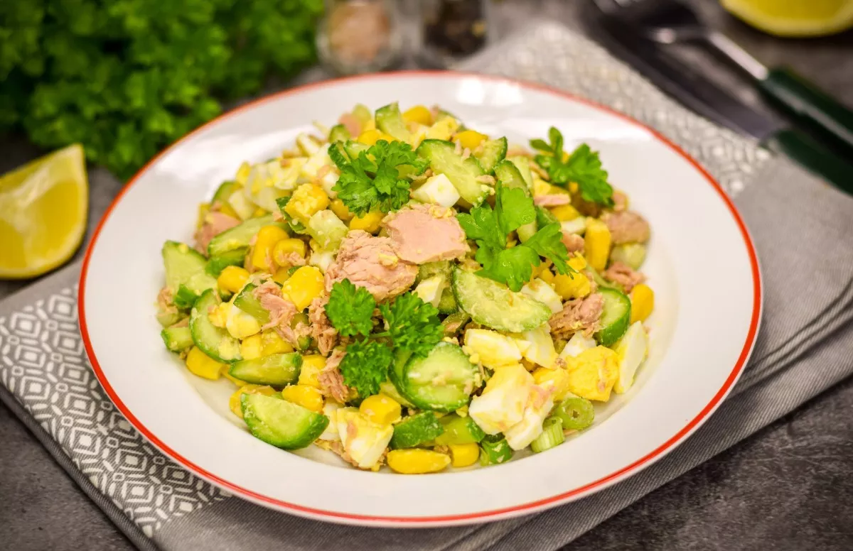 Dietary salad with tuna and vegetables