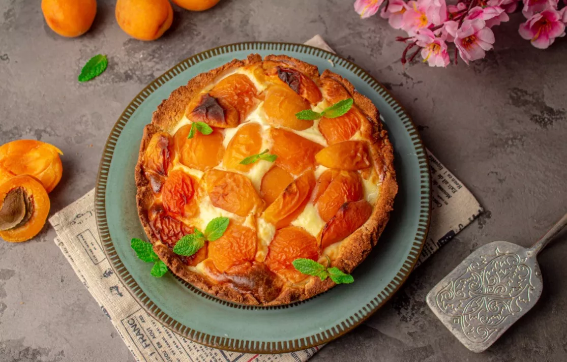 Diet cake with apricots