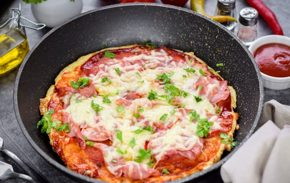 Quick pizza with lavash in a pan