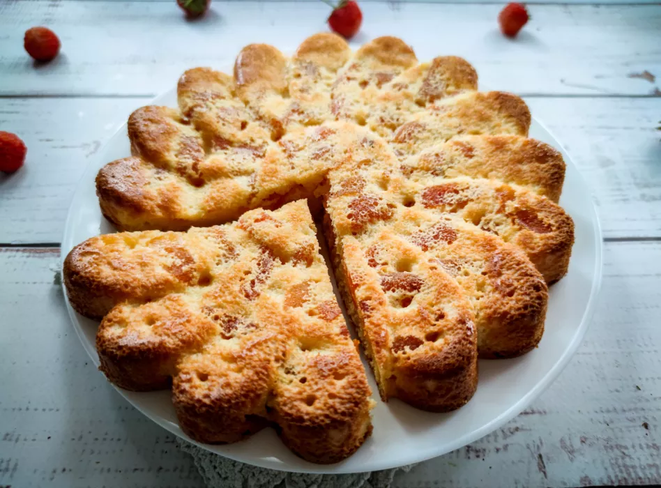 Sour cream cake with dried apricots