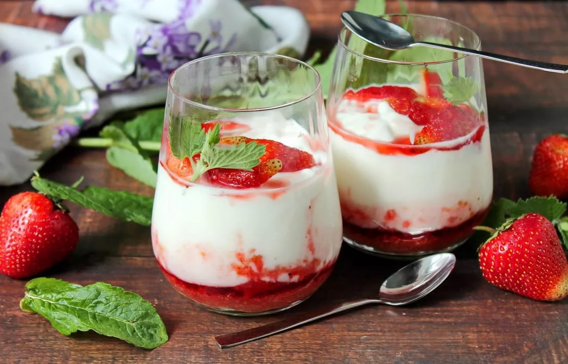 Yogurt dessert with strawberries and cookies