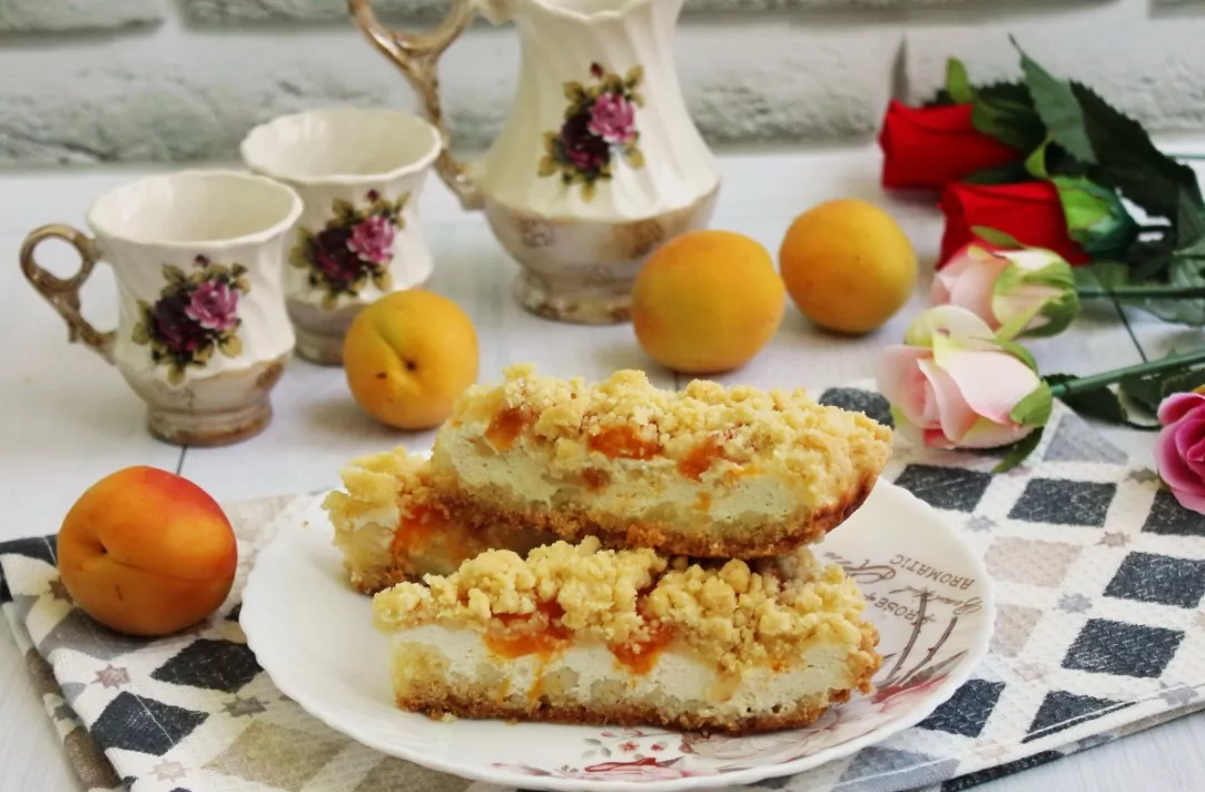 Royal cottage cheesecake with apricots