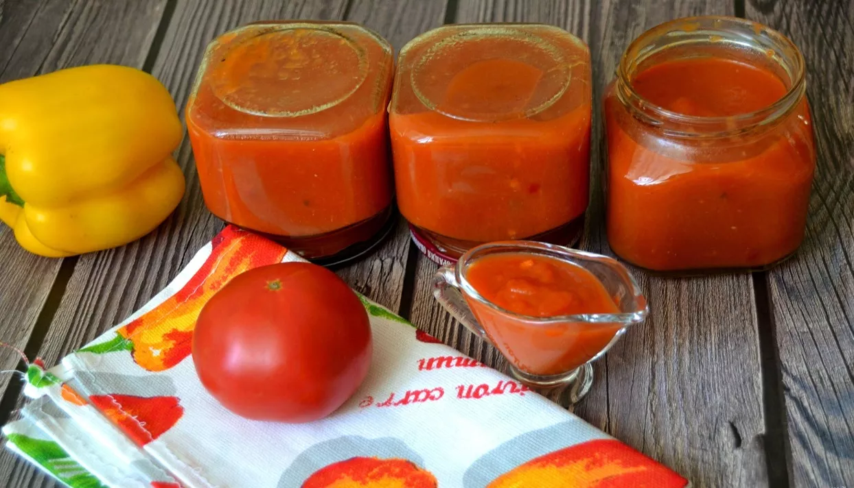 Ketchup from tomatoes and apples for the winter