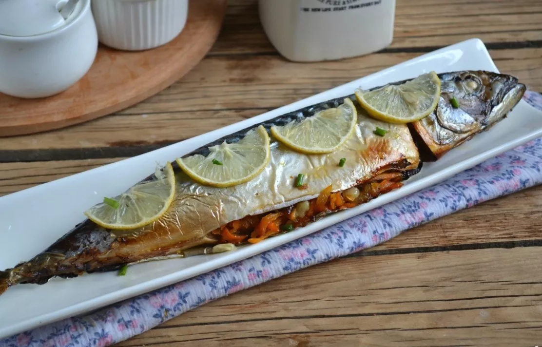 Baked mackerel in foil with carrots