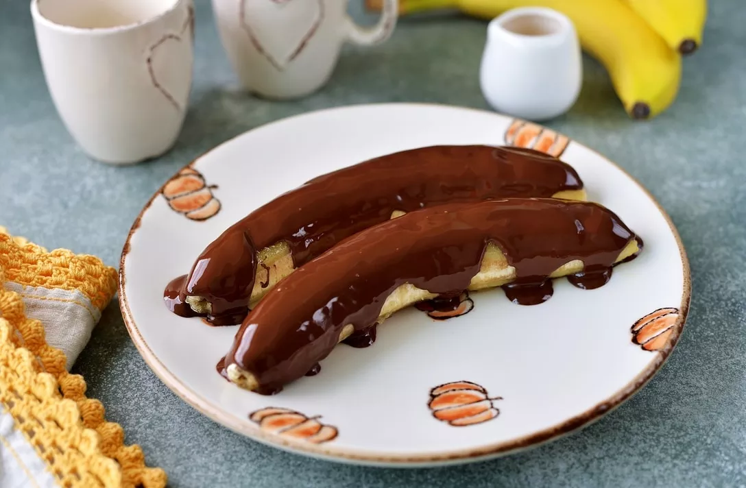 Baked bananas in chocolate