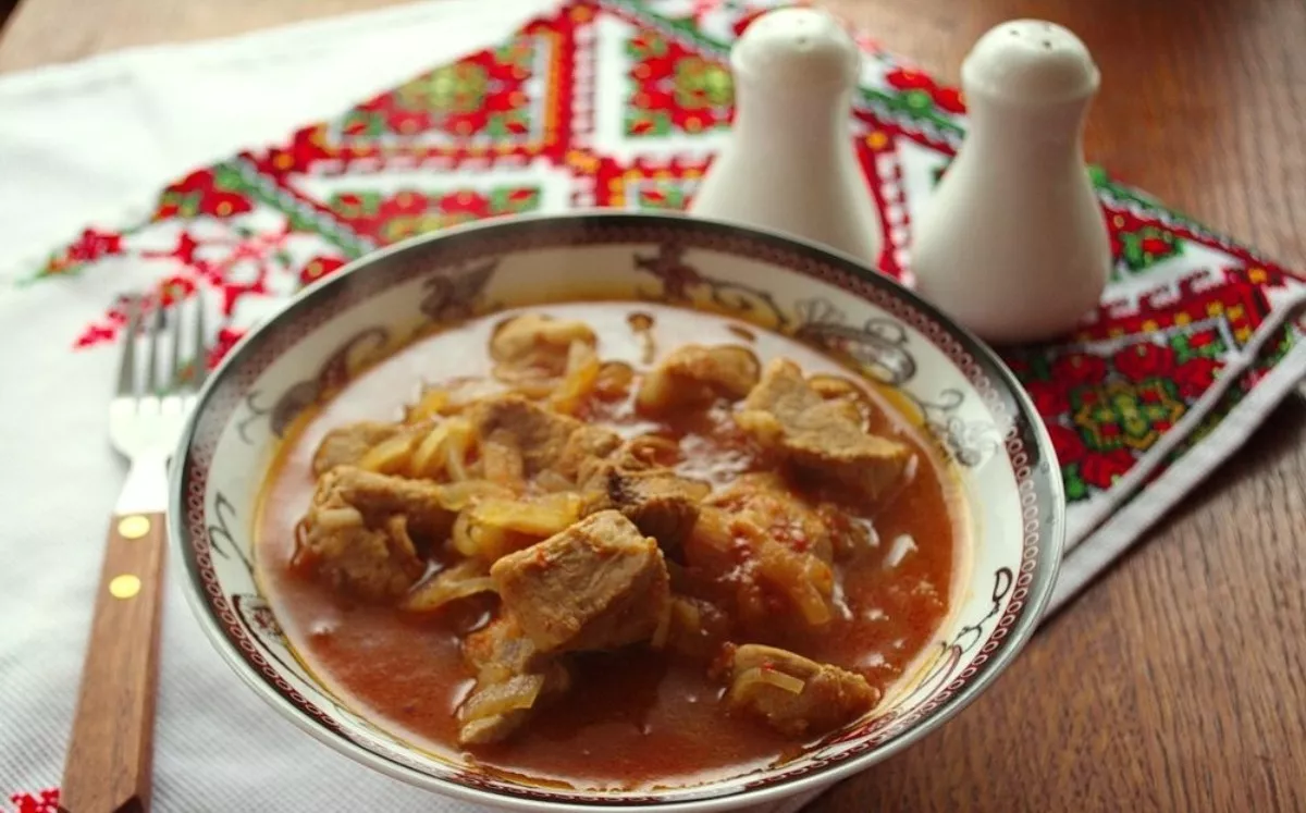 Pork goulash with onions