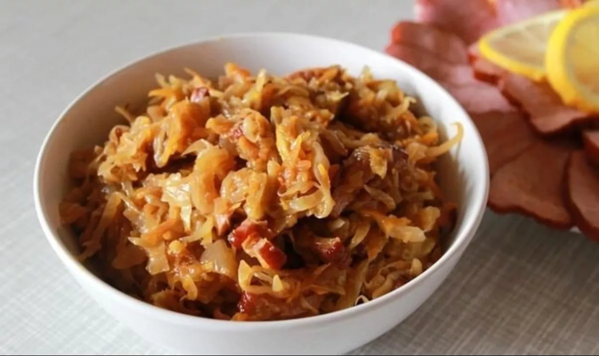 Cabbage stewed with ribs