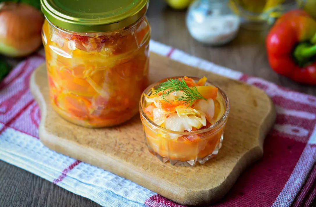 Cabbage and tomato salad for the winter