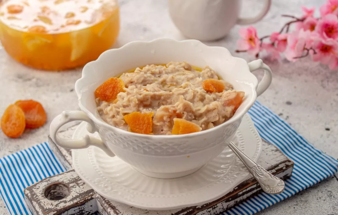 Porridge with dried apricots