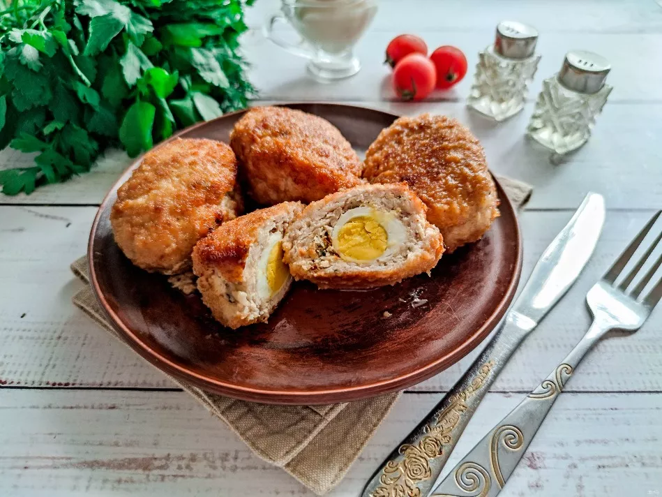 Cutlets with quail eggs inside