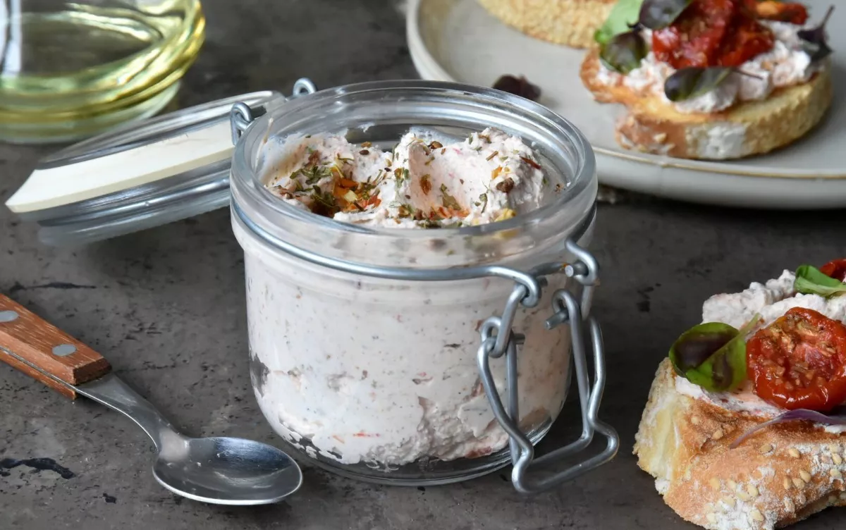 Creamy cottage cheese with sun-dried tomatoes