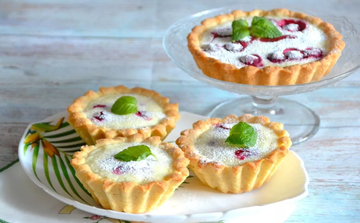 Baskets with cottage cheese and cherries