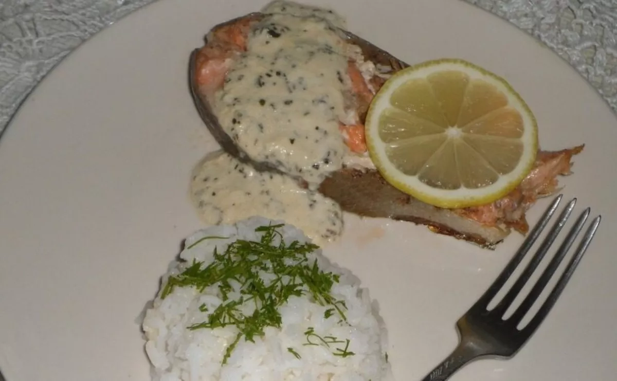 Salmon steak with cream sauce