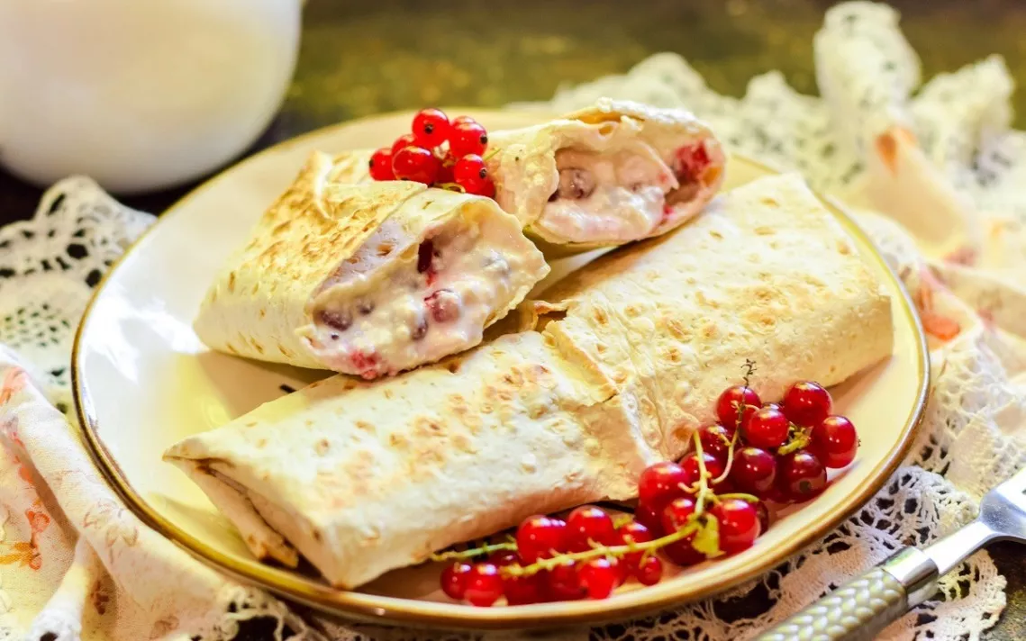 Lavash roll with berries and cottage cheese