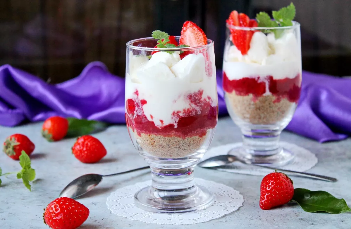 Ice cream dessert with strawberries and cookies