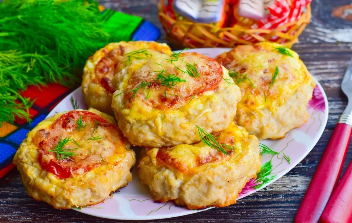 Nests with tomatoes and cheese