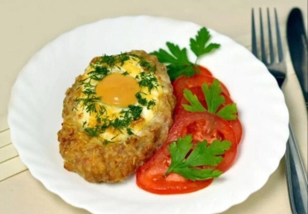 Ground schnitzel with egg