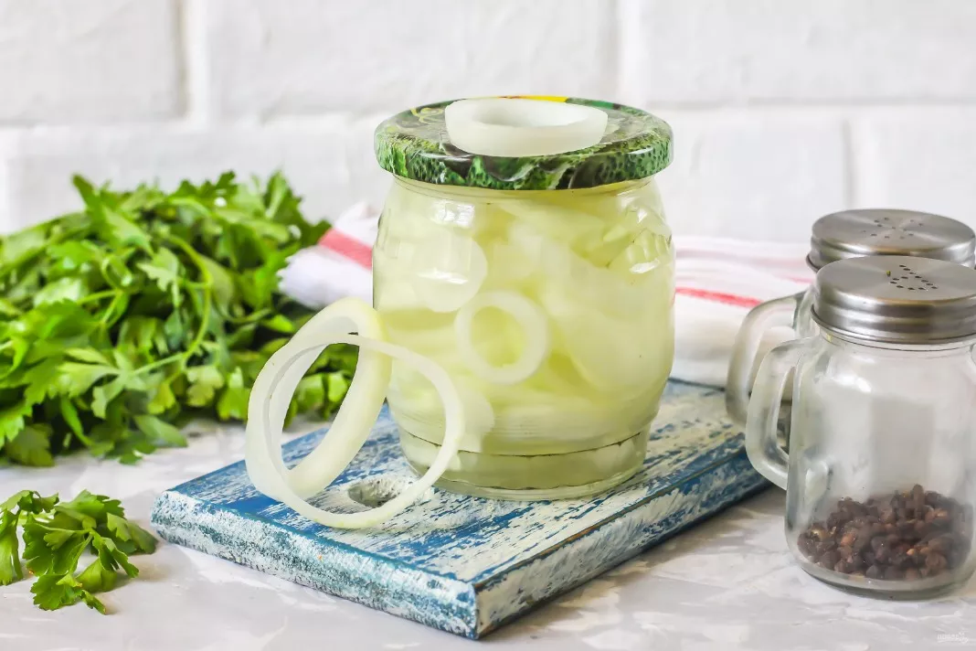 Pickled onion rings for the winter