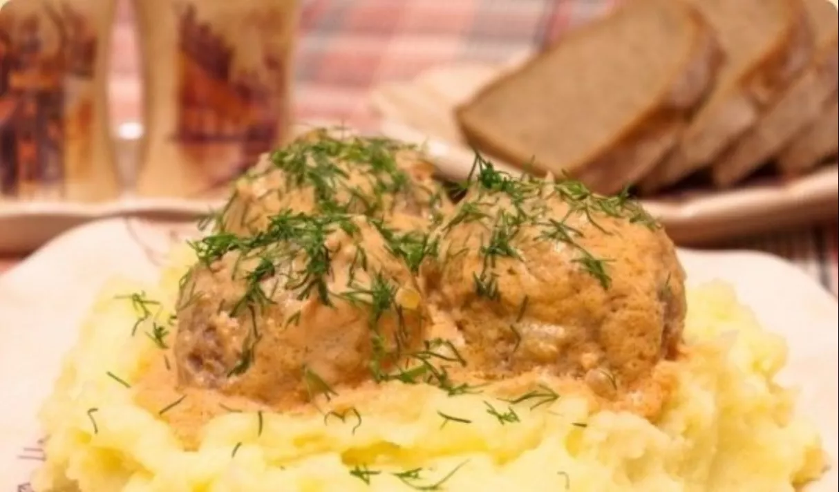 Meatballs in tomato-sour cream sauce