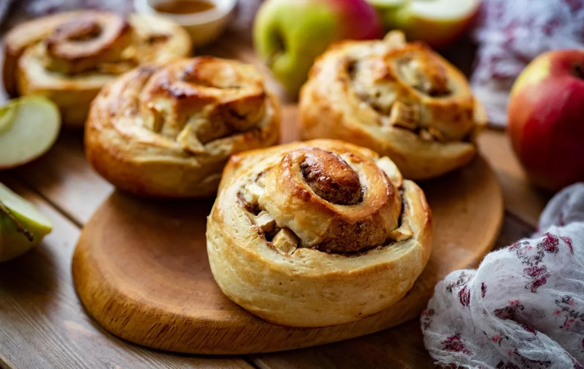 Yeast rolls with apples and cinnamon