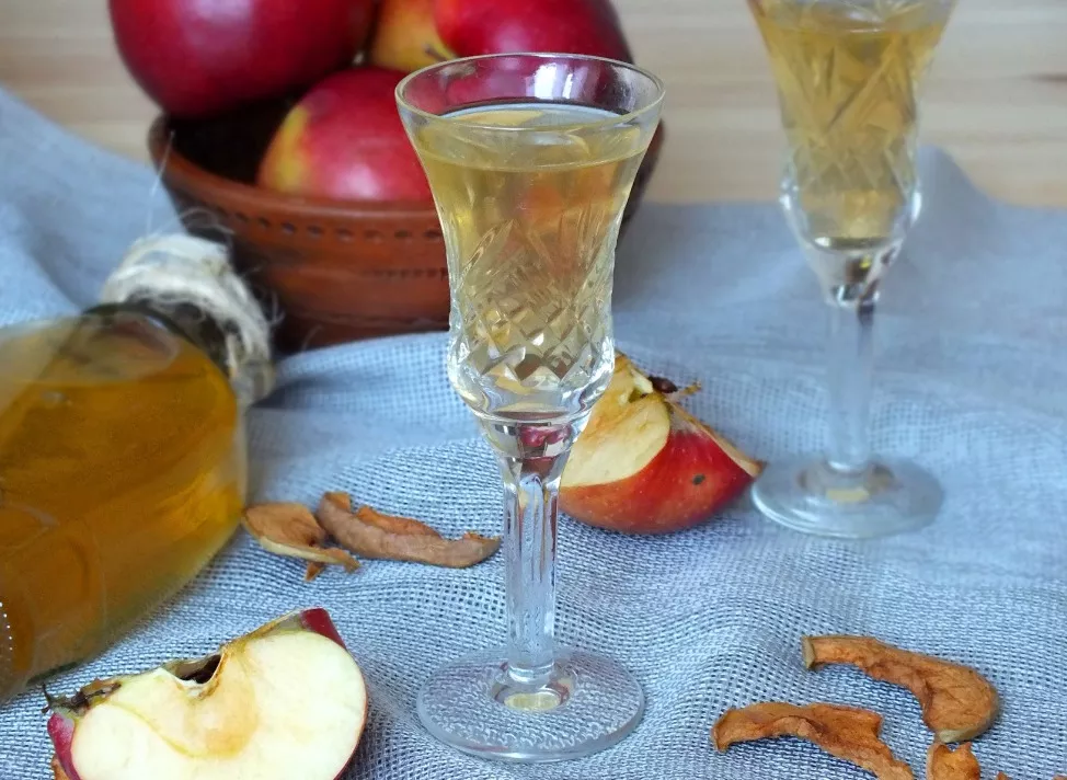 Apple liqueur