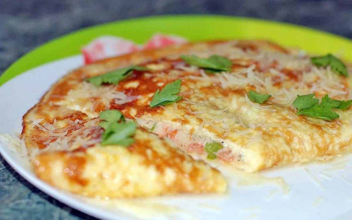 Omelet with bell peppers and tomatoes