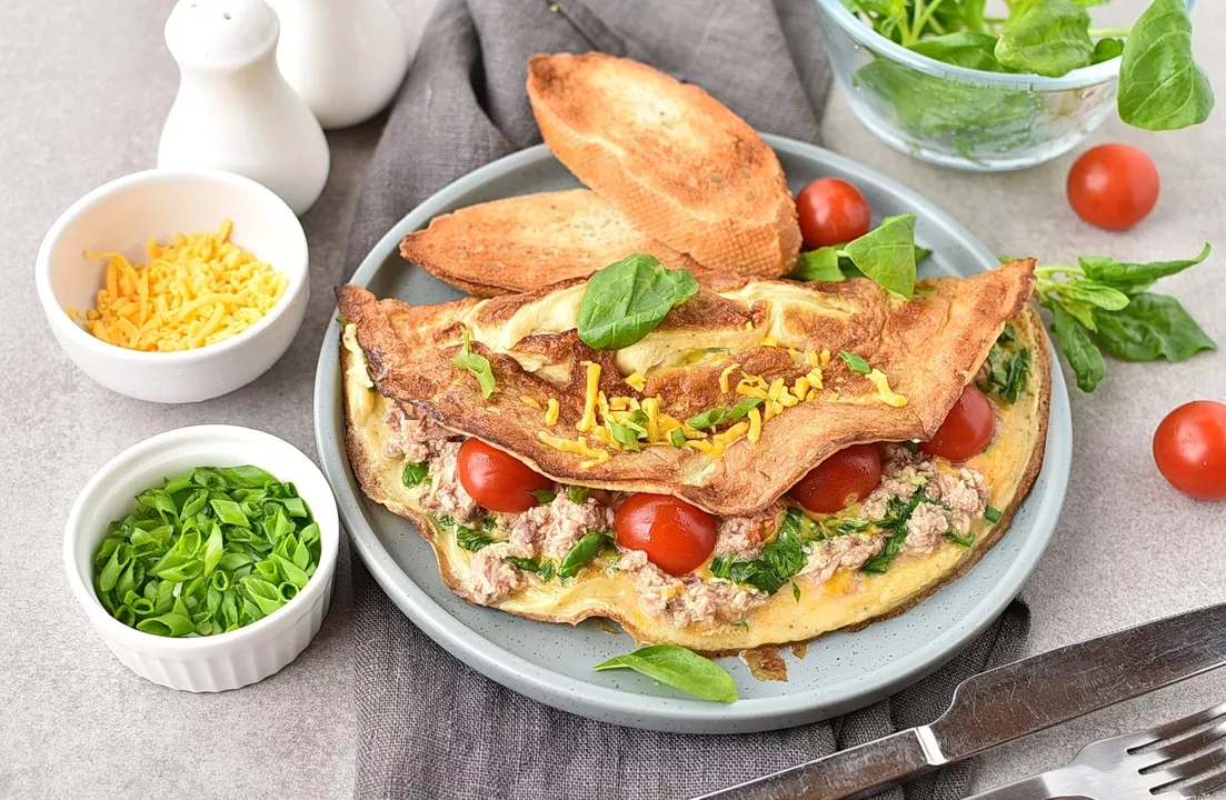 Omelet with tuna and tomatoes