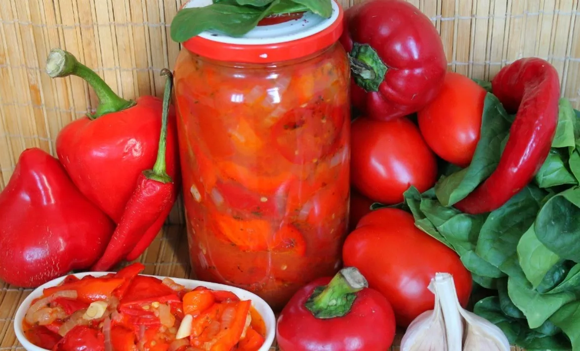 Salad of peppers and tomatoes for the winter