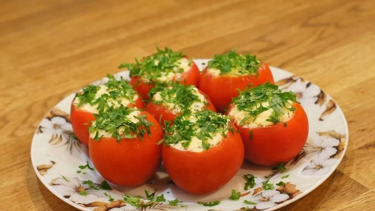 Tomatoes with cheese and herbs