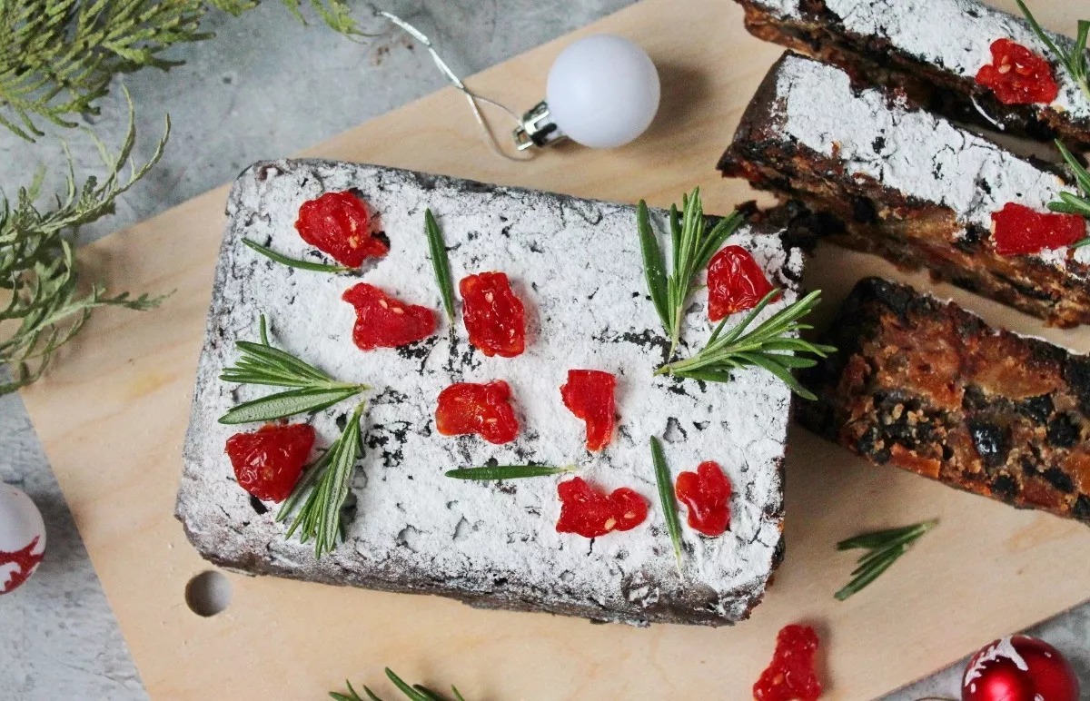 Spicy Christmas cake with dried fruits