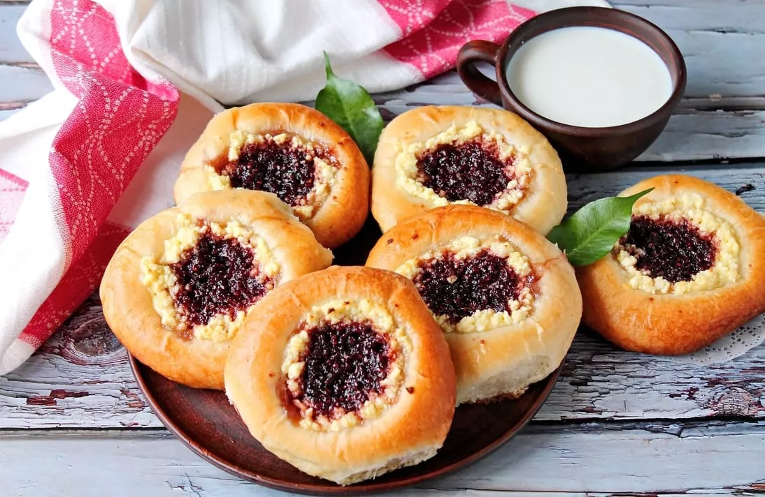 Pastries with cottage cheese and jam