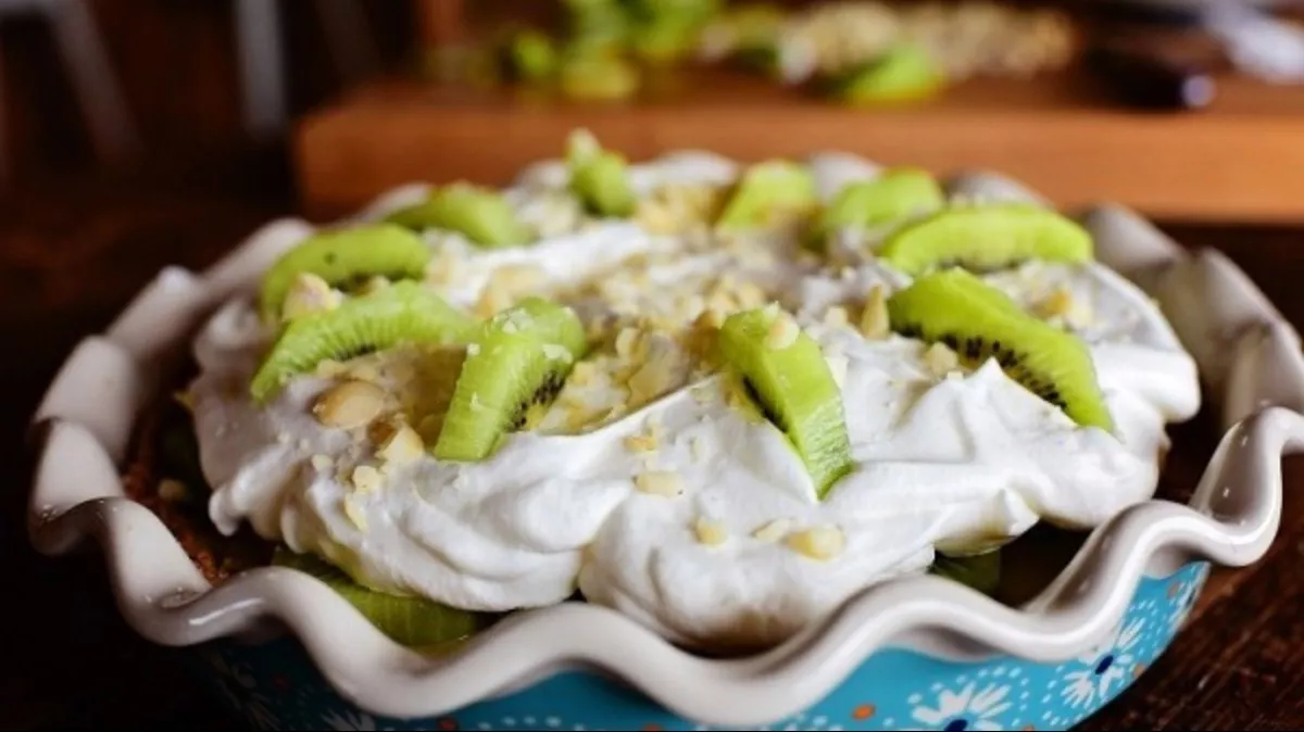 Pie with kiwi and whipped cream