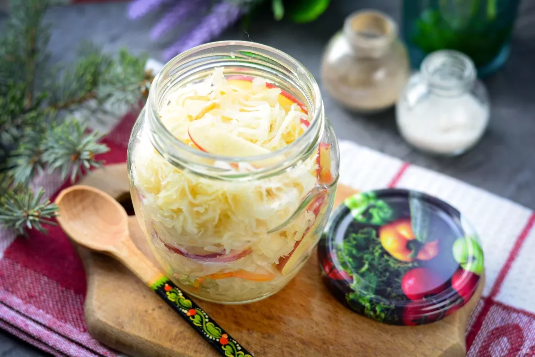 Sauerkraut with apples for the winter