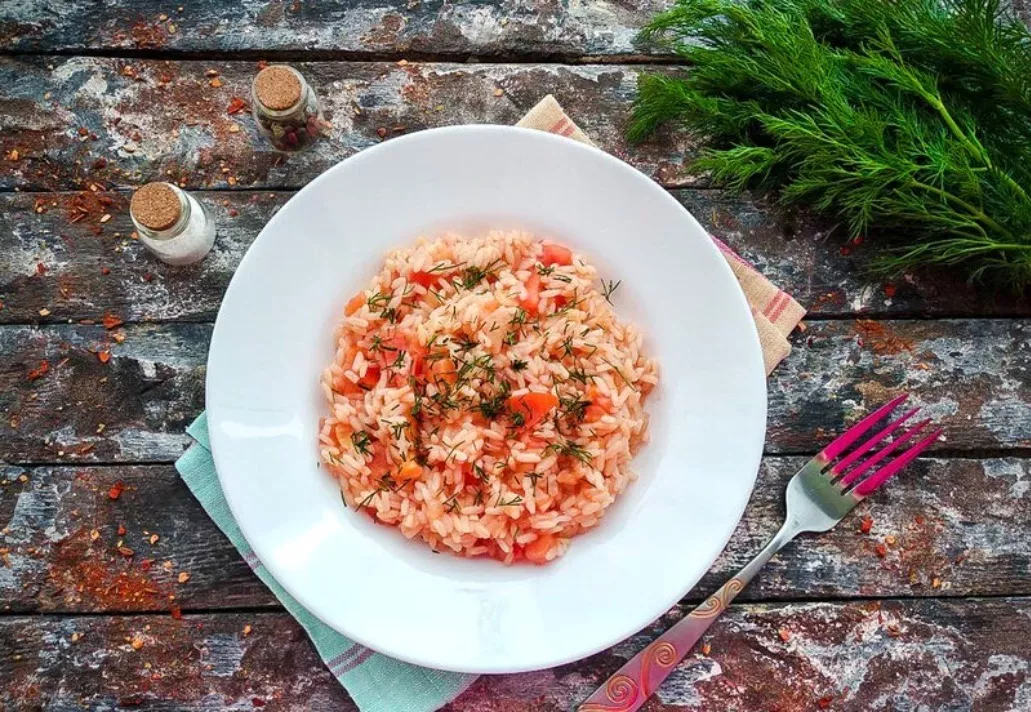 Rice with garlic and tomatoes