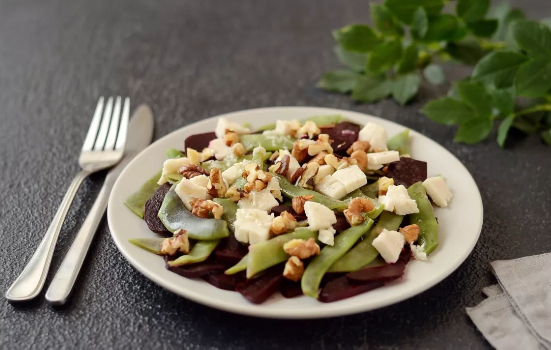 Salad with beets and green beans